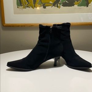 stuart weitzman black kitten heel bootie. size 6